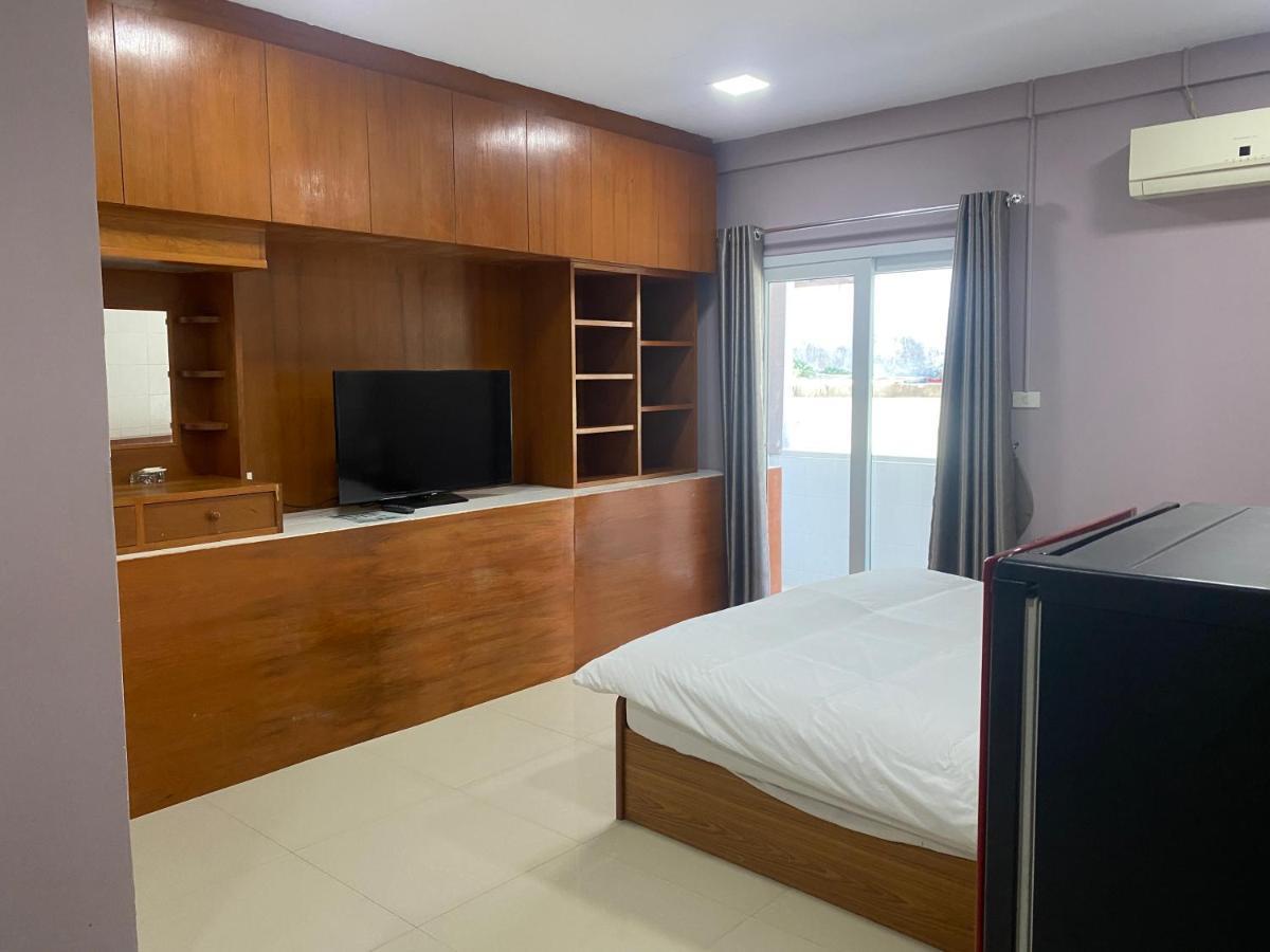 Hug Me Guesthouse Pattaya Exterior photo