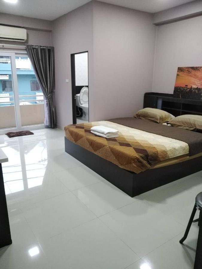 Hug Me Guesthouse Pattaya Exterior photo